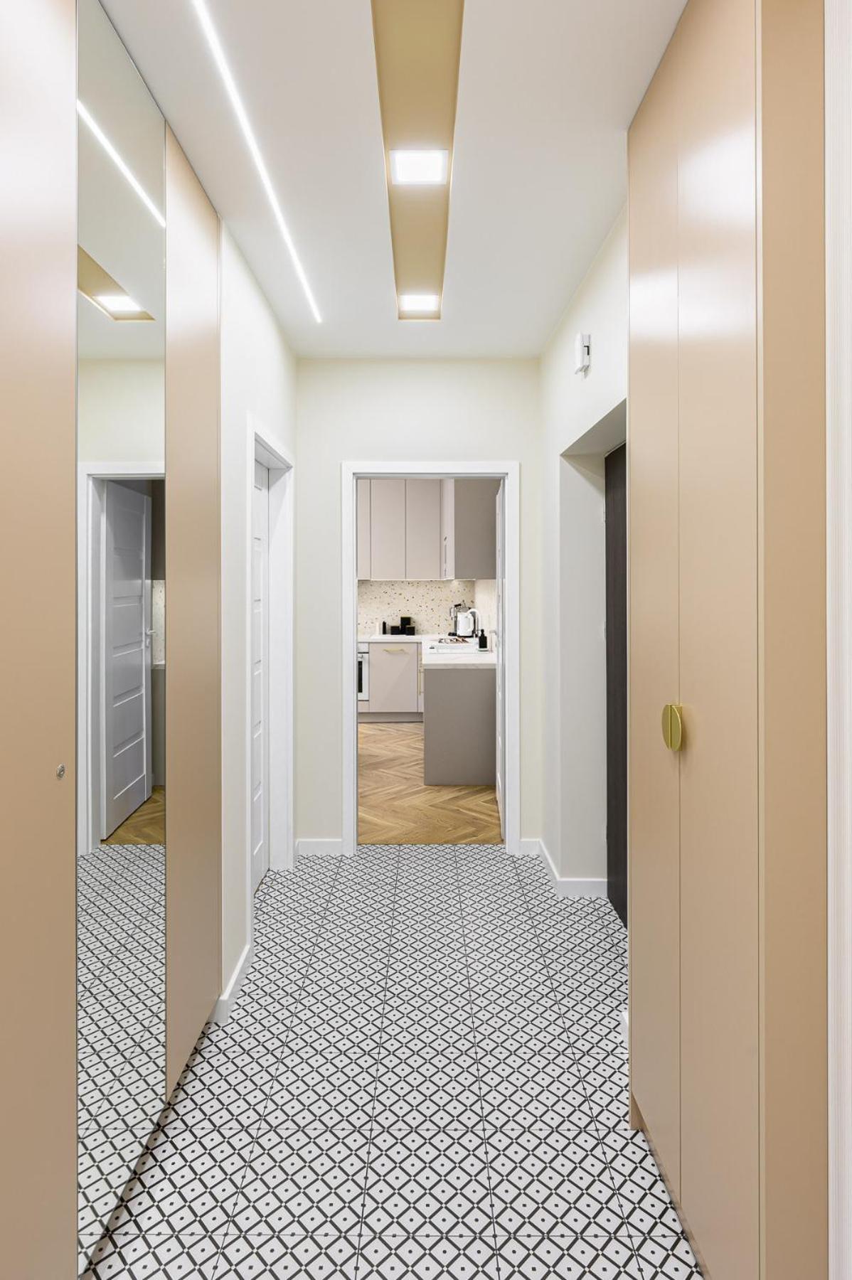 Quiet On The Main Square, 2 Bathrooms Apartment *